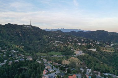 Los Angeles tepelerinin, Hollywood tepelerinin ve tepeler arasındaki yolların havadan görüntüsü.