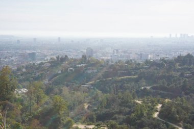 Los Angeles tepelerinin manzarası, tepeler ve şehirler arasındaki yollar.
