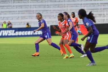 Orlando Pride, 22 Nisan 2018 'de Florida, Orlando' daki Exploria Stadyumu 'nda Houston Dash' e ev sahipliği yaptı..  
