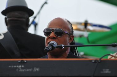Stevie Wonder, Başkan Barack Obama 'nın 6 Kasım 2016' da Kissimmee Florida 'da başkanlık adaylığını destekleyen mitinginde performans sergiliyor..