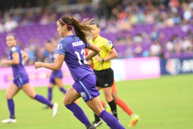 Orlando Pride, 22 Nisan 2018 'de Florida, Orlando' daki Exploria Stadyumu 'nda Houston Dash' e ev sahipliği yaptı..  