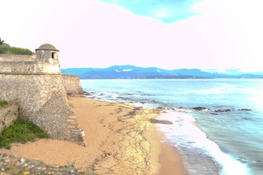 Dağlı sahil manzarası çok güzel.