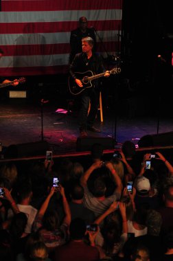 Şarkıcı Jon Bon Jovi, 5 Kasım 2016 'da St. Petersburg Florida' da Devlet Street Theater in Support of HIllary Clinton 'ın Başkan İhalesi' nde sahne alıyor.