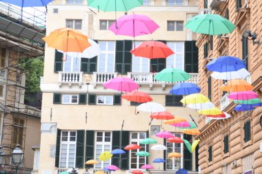 Cenova 'nın güzel şehrinde renkli şemsiyeler 