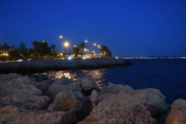 İskele ve şehir ışıklarının gece manzarası 