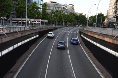 Az trafiği olan otoyol manzarası 