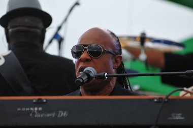 Stevie Wonder, Başkan Barack Obama 'nın 6 Kasım 2016' da Kissimmee Florida 'da başkanlık adaylığını destekleyen mitinginde performans sergiliyor..