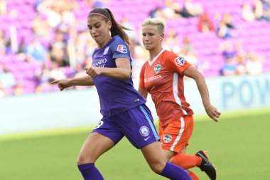 Orlando Pride, 22 Nisan 2018 'de Florida, Orlando' daki Exploria Stadyumu 'nda Houston Dash' e ev sahipliği yaptı..  