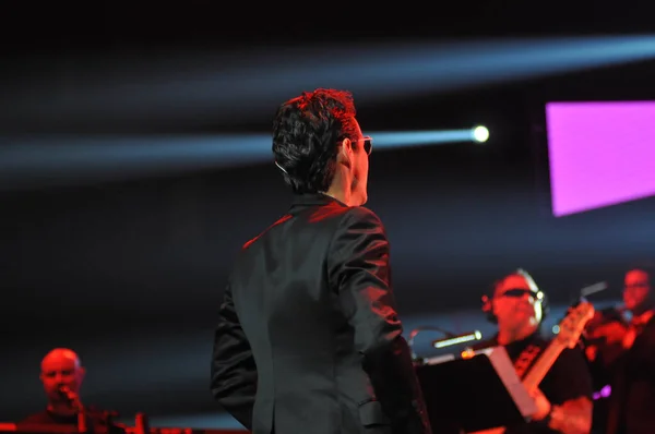 ラテン歌手マーク アンソニーは2014年10月5日にフロリダ州オーランドのアンウェイ センターで演奏する — ストック写真