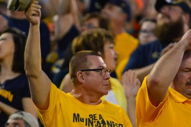 28 Aralık 2016 tarihinde Orlando Florida 'daki Camp World Stadyumu' nda oynanan 71. Russell Kupası sırasında Batı Virginia Dağları Miami Kasırgaları ile karşı karşıya geldi..  