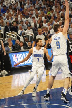Orlando Magic 19 Nisan 2019 Cuma günü Orlando Florida 'daki Amway Arena' daki NBA Playoff 1 'de Toronto Rapçileri' ne ev sahipliği yapıyor.