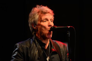 Şarkıcı Jon Bon Jovi, 5 Kasım 2016 'da St. Petersburg Florida' da Devlet Street Theater in Support of HIllary Clinton 'ın Başkan İhalesi' nde sahne alıyor.
