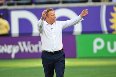 Orlando City SC, 6 Mayıs 2016 'da Orlando Florida' daki Dünya Kampı Stadyumu 'nda New York Red Bulls' a ev sahipliği yaptı..  