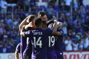 Orlando Magic oyuncusu Fournier, 25 Ekim 2018 tarihinde Orlando Florida 'daki Amway Center' da spor ceketlilere karşı gol atmaya çalıştı..  