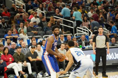 Orlando Magic 27 Aralık 2019 Cuma günü Orlando, Florida 'daki Amway Arena' da Philadelphia 76ers 'a ev sahipliği yapıyor..