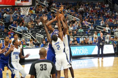 Orlando Magic 13 Ekim 2019 'da Florida, Orlando' daki Amway Center 'da Philadelphia 76ers' a ev sahipliği yaptı..