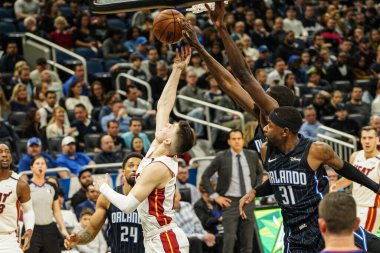 Miami Heat oyuncusu Tyler Herro 1 Şubat 2020 tarihinde Orlando Florida 'daki Amway Center' da Orlando 'dan Mo Bamba # 5 faul yaptı.. 