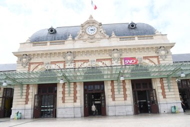 Tren istasyonunun ön yüzünü göster 