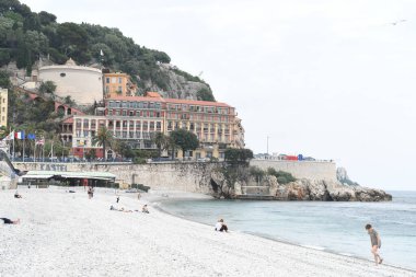 Sahili ve rıhtımı olan sahil manzarası.