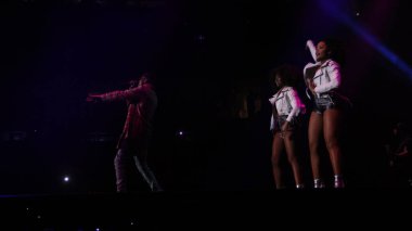 R & B Şarkıcısı Usher 12 Aralık 2015 'te Orlando Florida' daki Amway Center 'da sahne alacak..  