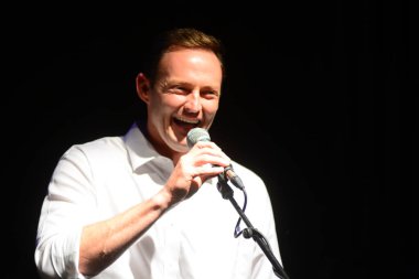 Şarkıcı Jon Bon Jovi, 5 Kasım 2016 'da St. Petersburg Florida' da Devlet Street Theater in Support of HIllary Clinton 'ın Başkan İhalesi' nde sahne alıyor.