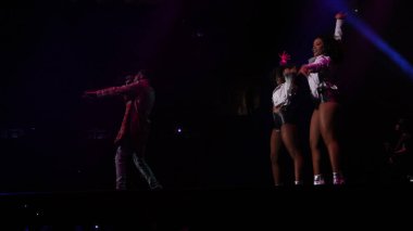 R & B Şarkıcısı Usher 12 Aralık 2015 'te Orlando Florida' daki Amway Center 'da sahne alacak..  