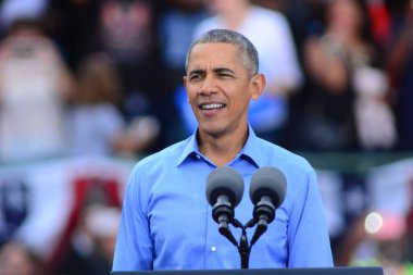 Başkan Barack Obama, Florida Kissimmee 'deki Osceola Heritage Park Stadyumu' nda düzenlenen kampanya mitinginde Demokrat başkan adayı Hillary Clinton 'a seslendi..  