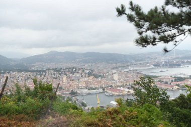 Bir kasabayla sahil şeridinin güzel hava manzarası. 