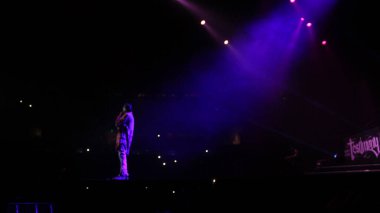 R & B Şarkıcısı Usher 12 Aralık 2014 'te Orlando Florida' daki Amway Center 'da sahne alacak..  