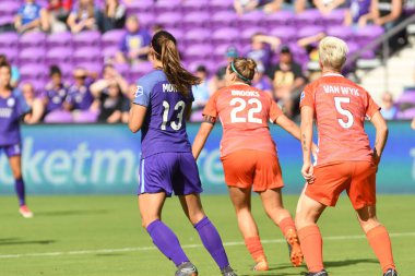 Orlando Pride, 22 Nisan 2018 'de Florida, Orlando' daki Exploria Stadyumu 'nda Houston Dash' e ev sahipliği yaptı.. 