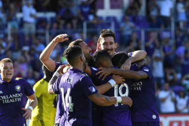 Orlando Magic oyuncusu Fournier, 25 Ekim 2018 tarihinde Orlando Florida 'daki Amway Center' da spor ceketlilere karşı gol atmaya çalıştı..  