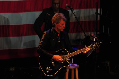 Şarkıcı Jon Bon Jovi, 5 Kasım 2016 'da St. Petersburg Florida' da Devlet Street Theater in Support of HIllary Clinton 'ın Başkan İhalesi' nde sahne alıyor.