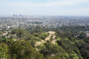 Los Angeles tepelerinin manzarası, tepeler ve şehirler arasındaki yollar.