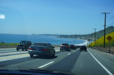 Sahilde ve dağlarda manzaralı otoyol 