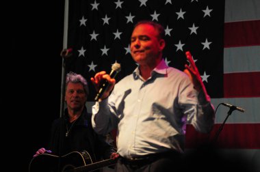 Şarkıcı Jon Bon Jovi, 5 Kasım 2016 'da St. Petersburg Florida' da Devlet Street Theater in Support of HIllary Clinton 'ın Başkan İhalesi' nde sahne alıyor.