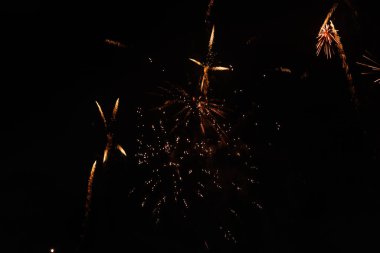 Karanlık gökyüzünde havai fişeklerin görüntüsü