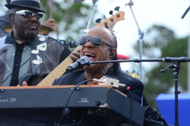 Stevie Wonder, Başkan Barack Obama 'nın 6 Kasım 2016' da Kissimmee Florida 'da başkanlık adaylığını destekleyen mitinginde performans sergiliyor..