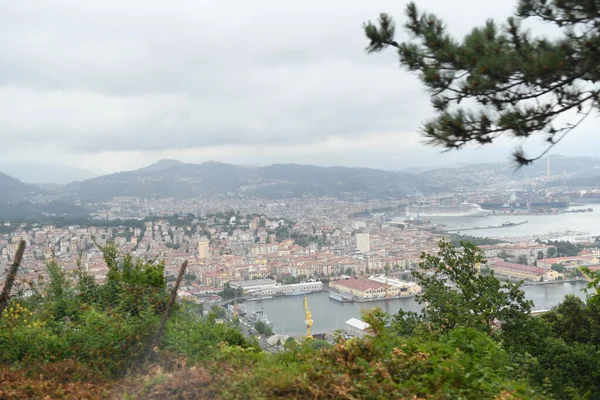 Bir kasabayla sahil şeridinin güzel hava manzarası. 