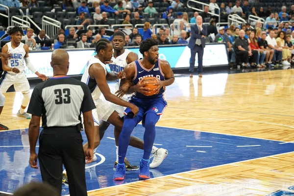 Orlando Magic 13 Ekim 2019 'da Florida, Orlando' daki Amway Center 'da Philadelphia 76ers' a ev sahipliği yaptı..