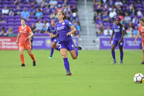 Orlando Pride, 22 Nisan 2018 'de Florida, Orlando' daki Exploria Stadyumu 'nda Houston Dash' e ev sahipliği yaptı..  