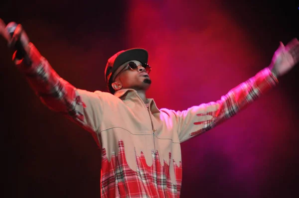B歌手Usher于2014年12月12日在佛罗里达州奥兰多的安利中心表演 — 图库照片