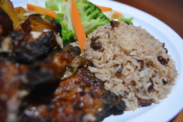 Hermoso Plato Deliciosa Comida Caribeña — Foto de Stock