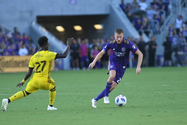 Orlando Magic oyuncusu Fournier, 25 Ekim 2018 tarihinde Orlando Florida 'daki Amway Center' da spor ceketlilere karşı gol atmaya çalıştı..  