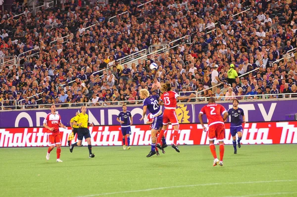 Orlando City SC, 8 Mayıs 2015 'te Florida' daki Kamp Dünyası Stadyumu 'nda Los Angeles Galaksisi' ne ev sahipliği yaptı.. 