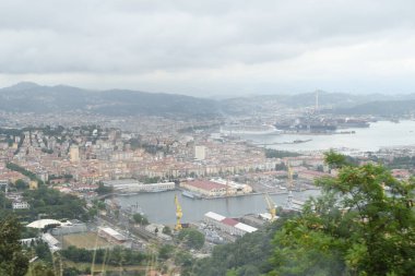 Bir kasabayla sahil şeridinin güzel hava manzarası. 