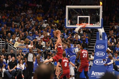 Orlando Magic 17 Ekim 2018 'de Orlando Florida' daki Amway Center 'da Miami Heat' i sunar..