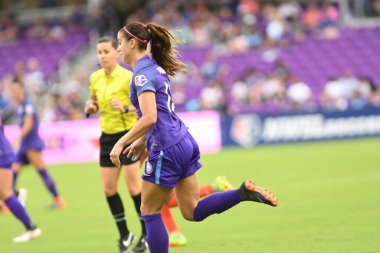 Orlando Pride, 22 Nisan 2018 'de Florida, Orlando' daki Exploria Stadyumu 'nda Houston Dash' e ev sahipliği yaptı..  