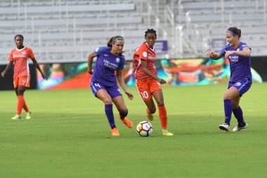 Orlando Pride, 22 Nisan 2018 'de Florida, Orlando' daki Exploria Stadyumu 'nda Houston Dash' e ev sahipliği yaptı..  