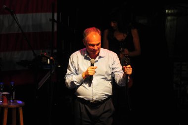 Şarkıcı Jon Bon Jovi, 5 Kasım 2016 'da St. Petersburg Florida' da Devlet Street Theater in Support of HIllary Clinton 'ın Başkan İhalesi' nde sahne alıyor.