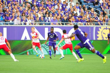 Orlando City SC, 6 Mayıs 2016 'da Orlando Florida' daki Dünya Kampı Stadyumu 'nda New York Red Bulls' a ev sahipliği yaptı..  